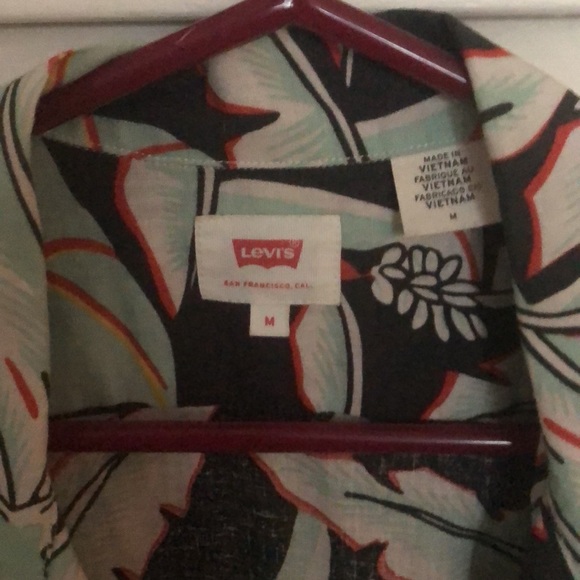 Men’s Levi’s Hawaiian button. Size Medium - Picture 2 of 3
